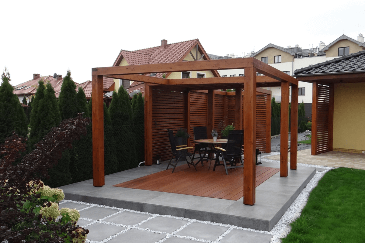 Pergola tarasowa w ogrodzie